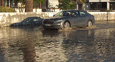 Balıkesir'de lodos denizi taşırdı, yollar göle döndü