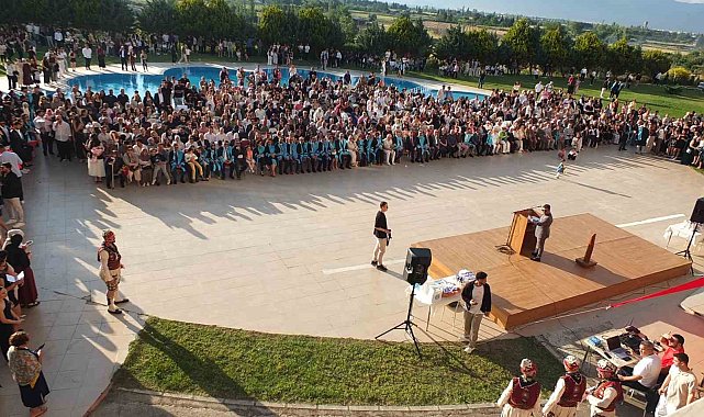 Balıkesir'de Uygulamalı Bilimler Fakültesi ilk mezunlarını verdi