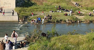 Balıkesir'de vatandaşlar Hıdırellez'i dilek tutarak ve dereye taş atarak coşkuyla kutladı