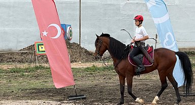 Balıkesir'de üniversiteliler binicilik ve atlı okçulukla tanıştı