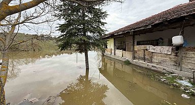 Barajın taşan suyu mahalle girişini kapattı, vatandaşın evine doldu