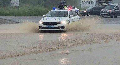 Bartın'da ırmak taştı, kara yolunu su bastı