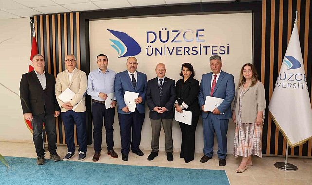 Başarı belgelerini Rektörün elinden aldılar