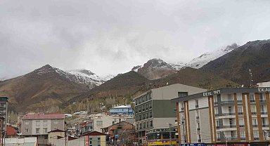Başkale'de mayıs ayında yüksek kesimler beyaza büründü