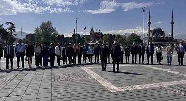 Başkan Akın: "Plansız açılan fakülteler nedeniyle eczacılık alanında istihdam krizi yaşanmaktadır"