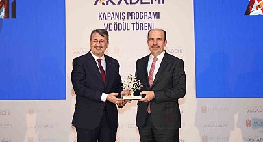 Başkan Altay'a İbn Haldun Üniversitesi'nden gençlik projeleri ödülü