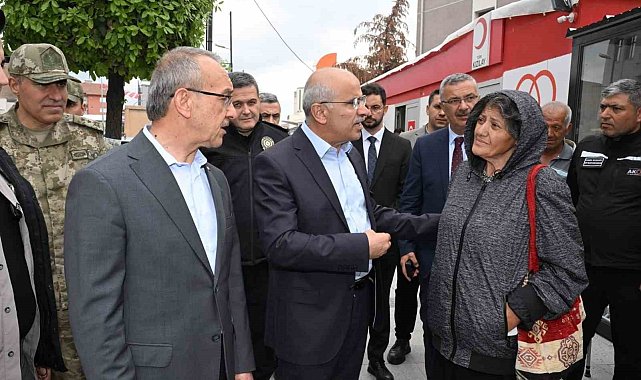 Başkan Er, deprem sonrası sahada çalışmaları inceledi, vatandaşlarla bir araya geldi