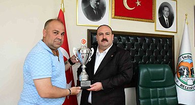 Başkan Hamamcı'ya şampiyonluk kupası ile takım oyuncularının imzaladığı formayı takdim etti