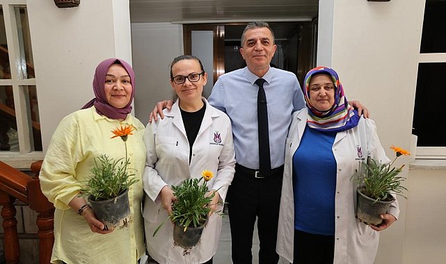 Başkan Şimşek çalışan anneleri çiçekle sevindirdi