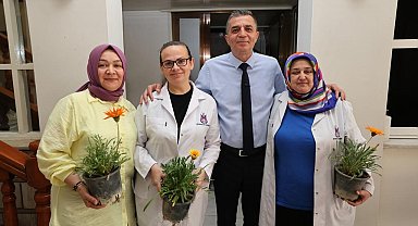 Başkan Şimşek çalışan anneleri çiçekle sevindirdi