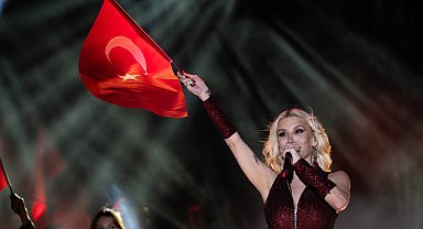 Başkent'te 19 Mayıs coşkusu: İrem Derici binlerce vatandaşla buluştu