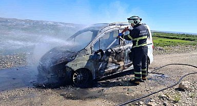 Batman'da park halindeki hafif ticari araç alevlere teslim oldu