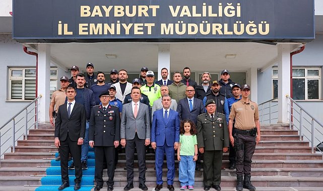 Bayburt'ta bayram nöbetindeki güvenlik güçleriyle bayramlaşıldı