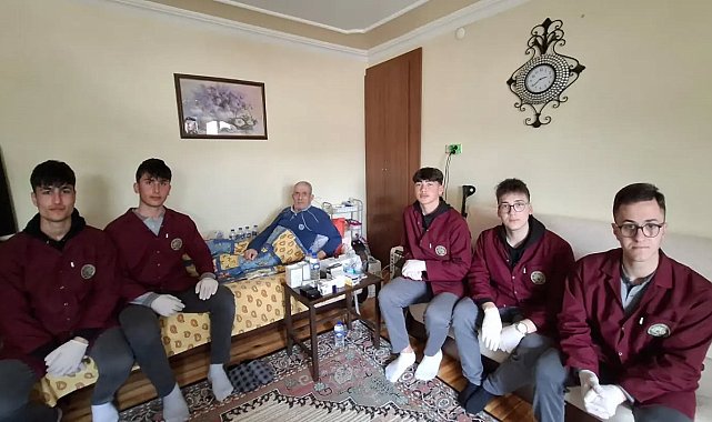 Bayburt'ta öğrenciler yaşlı vatandaşın ev işlerine destek oldu