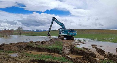 Bayburt'ta taşkın riskine karşı dere yatakları düzenleniyor