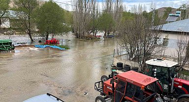 Bayburt'un Kırkpınar köyünde debisi artan dere taşkına neden oldu
