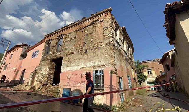 Bayındır'da metruk binada yangın paniği
