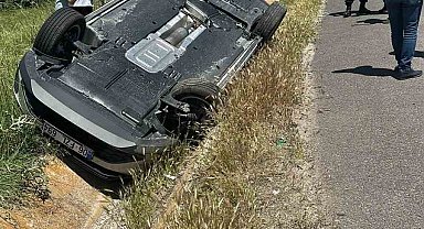 Bayram tatili dönüşünde kaza yapan 2 araç refüje düştü