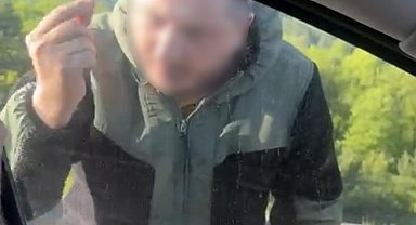 Bayram yolunda maganda dehşeti: Ailenin yolunu kesip sürücüye saldırdı