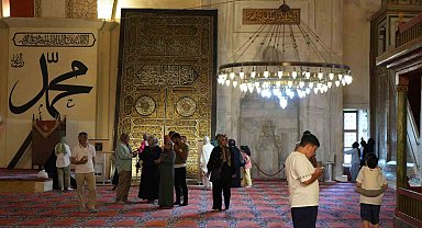 Bayramda Edirne'ye akın ettiler: Kabe taşı ve örtüsü yoğun ilgi gördü