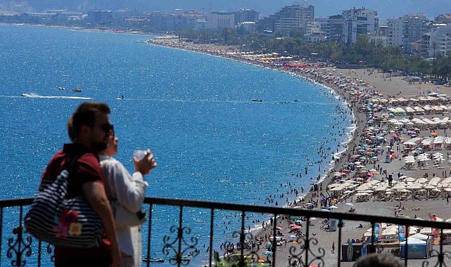 Bayramın son gününde tatilciler Konyaaltı Sahili'ne akın etti