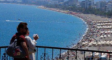 Bayramın son gününde tatilciler Konyaaltı Sahili'ne akın etti