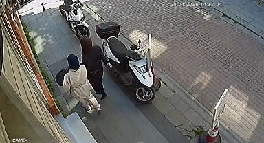 Bayrampaşa'da 7 milyonluk ziynet eşyasının bulunduğu kasayı torbaya koyup çalan iki kadın kamerada