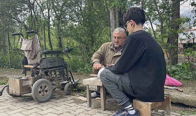 Bedensel engelli baba, oğluyla birlikte bıçak bileyerek geçimini sağlıyor