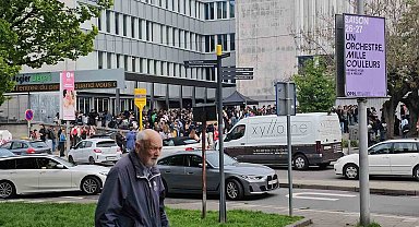 Belçika'da greve giden öğretmenler okullara barikat kurdu