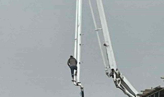 Beton pompasının üzerinde metrelerce yüksekliğe çıkan işçi, canını hiçe saydı