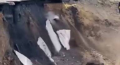 Beylikdüzü'nde bina inşaatının yapıldığı yolda göçme