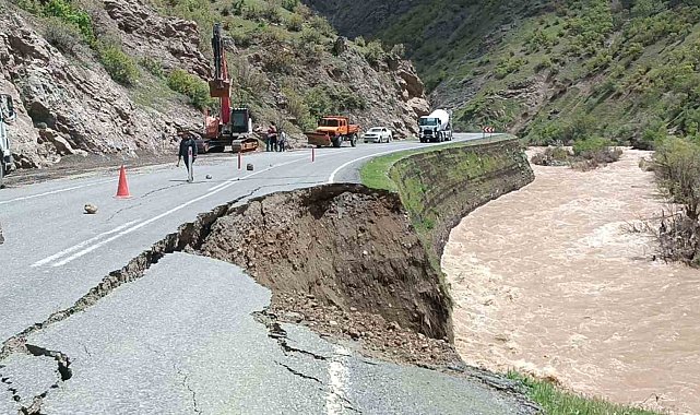 Beytüşşebap'ta sel sonrası dere yatakları ve yollarda temizlik çalışması başladı