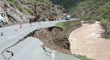 Beytüşşebap'ta sel sonrası dere yatakları ve yollarda temizlik çalışması başladı