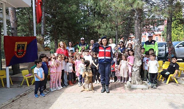 Bilecik'te 60 öğrenciye jandarmadan güvenlik eğitimi