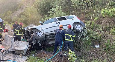 Bilecik'te kamyonet şarampole uçtu, araçta sıkışan sürücü kurtarıldı