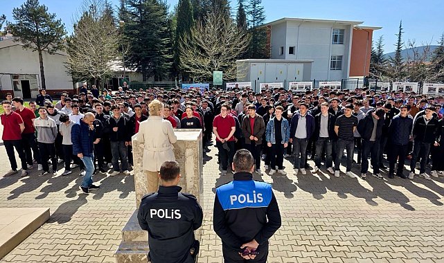 Bilecik'te öğrencilere bilinçli sosyal medya ve güvenlik eğitimi