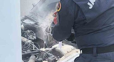 Bilecik'te park halindeki araç bir anda alev aldı