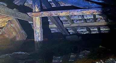 Bilecik'te sobanın alev alması sonucu evin çatı kısmı yandı