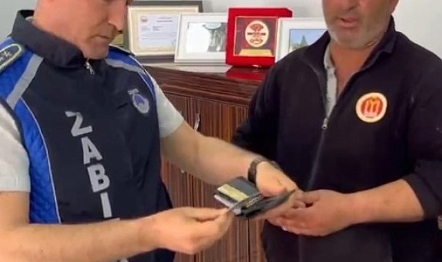Bilecik'te temizlik görevlisi bulduğu cüzdanı zabıtaya teslim etti