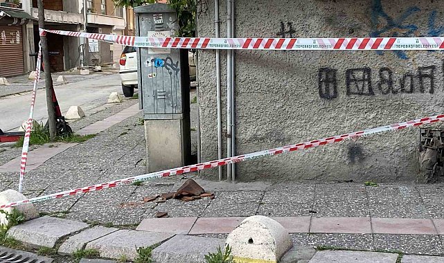 Binadan düşen kiremitler için emniyet şeridi çekildi