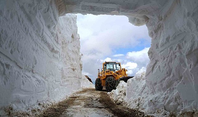 Bingöl'de kar tünelleri arasında yol açma mesaisi sürüyor