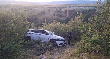 Bingöl'de otomobil şarampole yuvarlandı