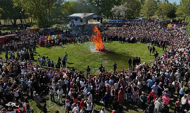 Binlerce turist Sarayiçi'ne akın etti, dev Kakava ateşi yakıldı