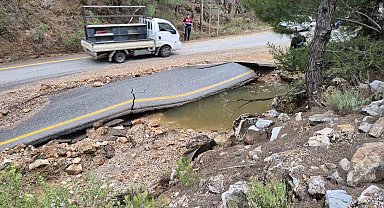 Bodrum'da ana isale hattı patladı, yol dereye döndü