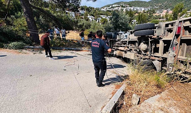 Bodrum'da devrilen kamyonda sıkışan 3 kişi kurtarıldı