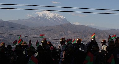 Bolivya'da madenciler sokaklara döküldü polisle çatıştı