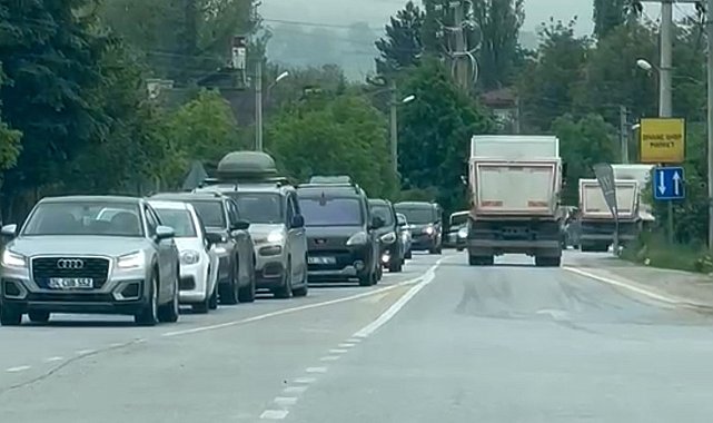 Bolu'da alternatif yollarda uzun araç kuyrukları oluştu