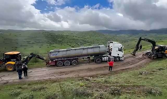 Bolu'da bayram trafiğinden kaçan tır ve kamyonlar köy yolunda çamura saplandı