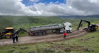 Bolu'da bayram trafiğinden kaçan tır ve kamyonlar köy yolunda çamura saplandı