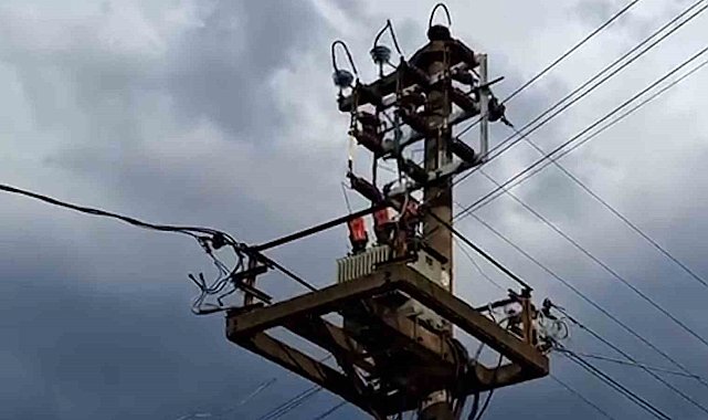 Bolu'da elektrik direğine yıldırım düştü